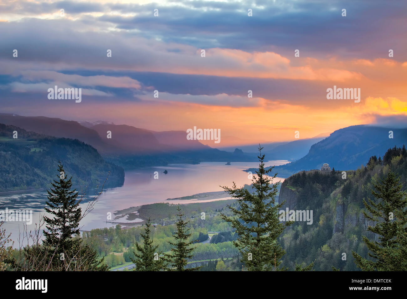 Sonnenaufgang über Vista Haus am Crown Point am Columbia River Gorge in Oregon mit Beacon Rock im US-Bundesstaat Washington Stockfoto