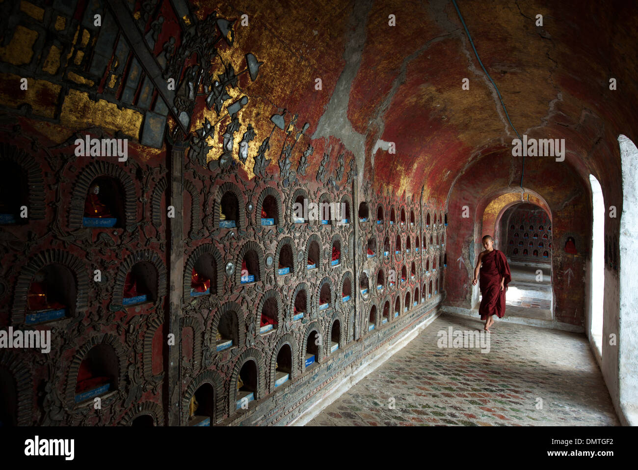 Ein Novize beten am Shwe Yaunghwe Kyaung, Teak Holz Kloster, Nyaungshwe, Inle-See. Stockfoto