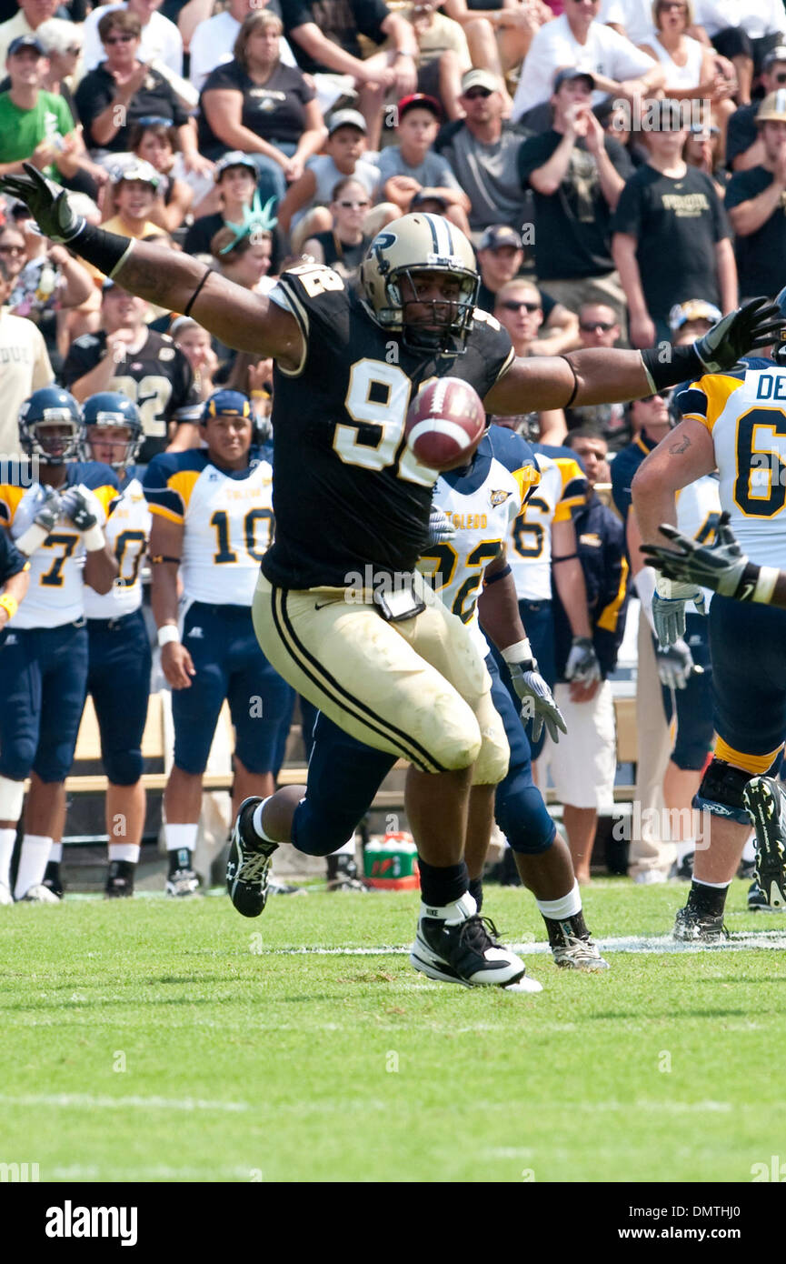 Toledo Rockets Vs Purdue Boilermakers. John Finch (98) versuchen, schnappen Sie sich ein abgefälschter Pass The Purdue Boilermakers besiegte die Toledo Rockets 52-31 in dieser ersten Woche des College-Football spielte Ross-Ade-Stadion in West Lafayette, ID. (Kredit-Bild: © Mike Taylor/Southcreek Global/ZUMApress.com) Stockfoto