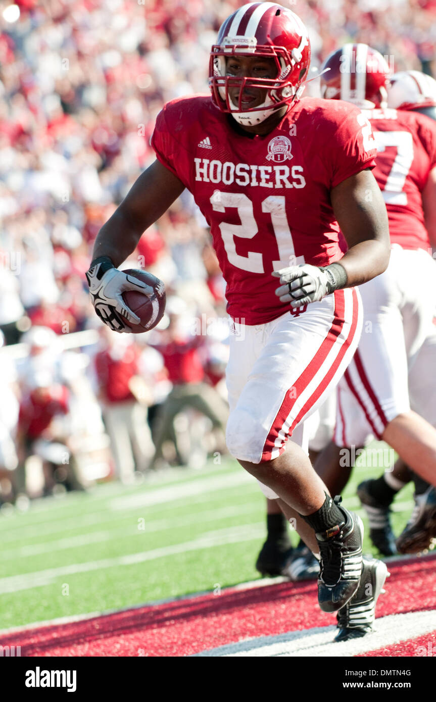 Wisconsin Running back lief John Clay (32) für 134 Yards und einen Touchdown. Montee Ball (28) erzielte zwei TDs und die Abzeichen wehrte die Hoosiers einem 31-28 im Memorial Stadium, Bloomington, IN, USA. (21) Trea Burgess punktet ein Towndown. (Kredit-Bild: © Mike Taylor/Southcreek Global/ZUMApress.com) Stockfoto