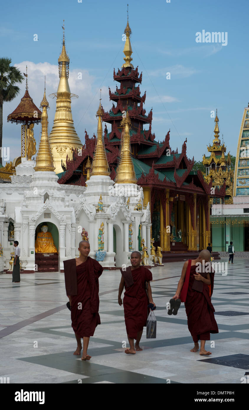 Pilgernde Mönche aus ländlichen Burma besuchen Shwedagon-Pagode - 112 m Burmas größte und heiligste Pagode. Auch bekannt als die Goldene Pagode, die es geplündert hat viele Male für die äußerst wertvolle Edelsteine die Tis oberen Rängen zu schmücken. Es zieht Pilger für aller buddhistischen Asien, Rangun, Burma. Stockfoto