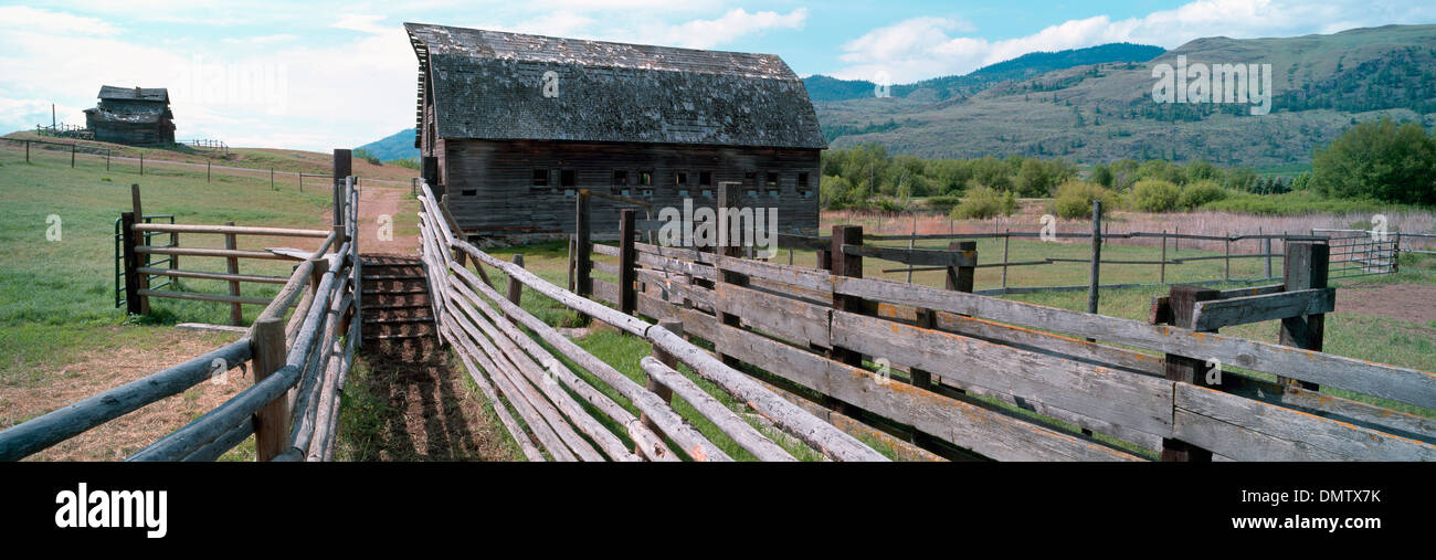 Alte Holz Erbe Scheune und Bauernhaus auf Ranch in der Nähe von Osoyoos, BC, South Okanagan Valley, British Columbia, Kanada Stockfoto