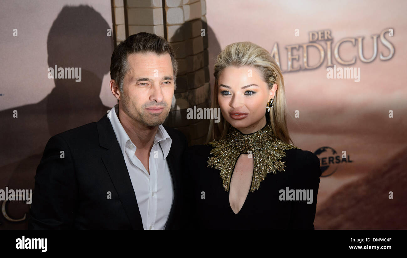 Berlin, Deutschland. 16. Dezember 2013. Schauspieler Olivier Martinez und Emma Rigby besuchen die Deutschlandpremiere von "Der Arzt" am 16. Dezember 2013 in Berlin, Deutschland. © Dpa/Alamy Live-Nachrichten Stockfoto