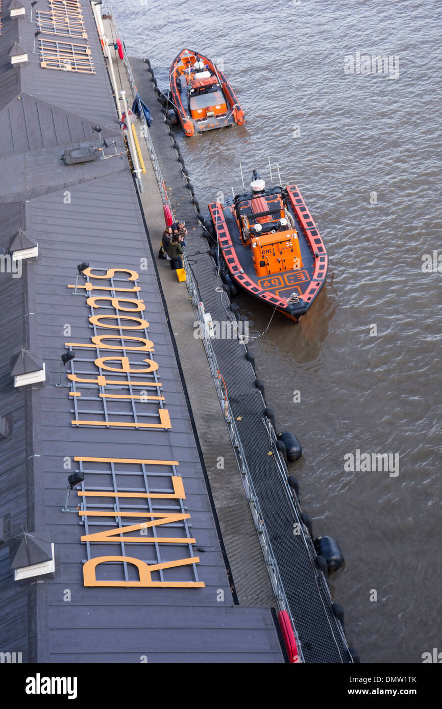 Ankern Boote auf die Rettungsstation auf der Themse im Zentrum von London, The Embankment, London, England Stockfoto