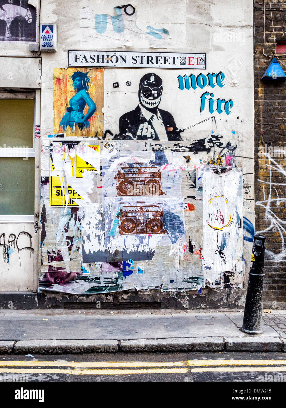 Graffiti, street Art, Aufkleber und Plakate an einer Wand in Fashion  Street, London, E1 Stockfotografie - Alamy