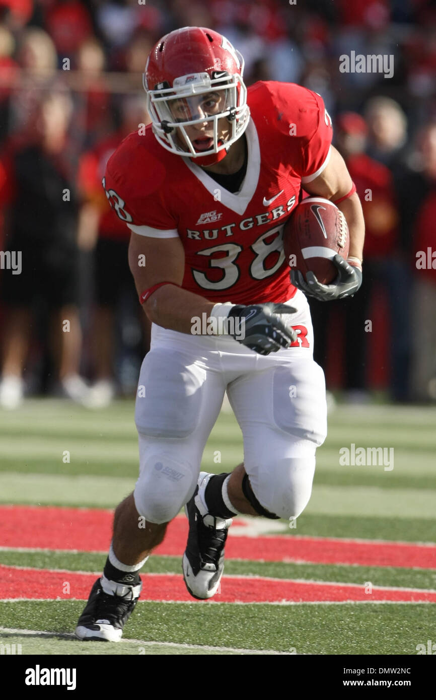 10. Oktober 2009 - Piscataway, New Jersey, USA - 10. Oktober 2009; Piscataway, New Jersey: Rutgers Runningback Joe Martinek #38 eilt den Ball im Spiel Action während der ersten Hälfte des Spiels der NCAA Football-Spiel zwischen den Texas Southern Tigers und der Rutgers Scarlet Knights Rutgers Stadium in Piscataway, New Jersey gespielt. (Kredit-Bild: © Southcreek Global/ZUMApress.com) Stockfoto