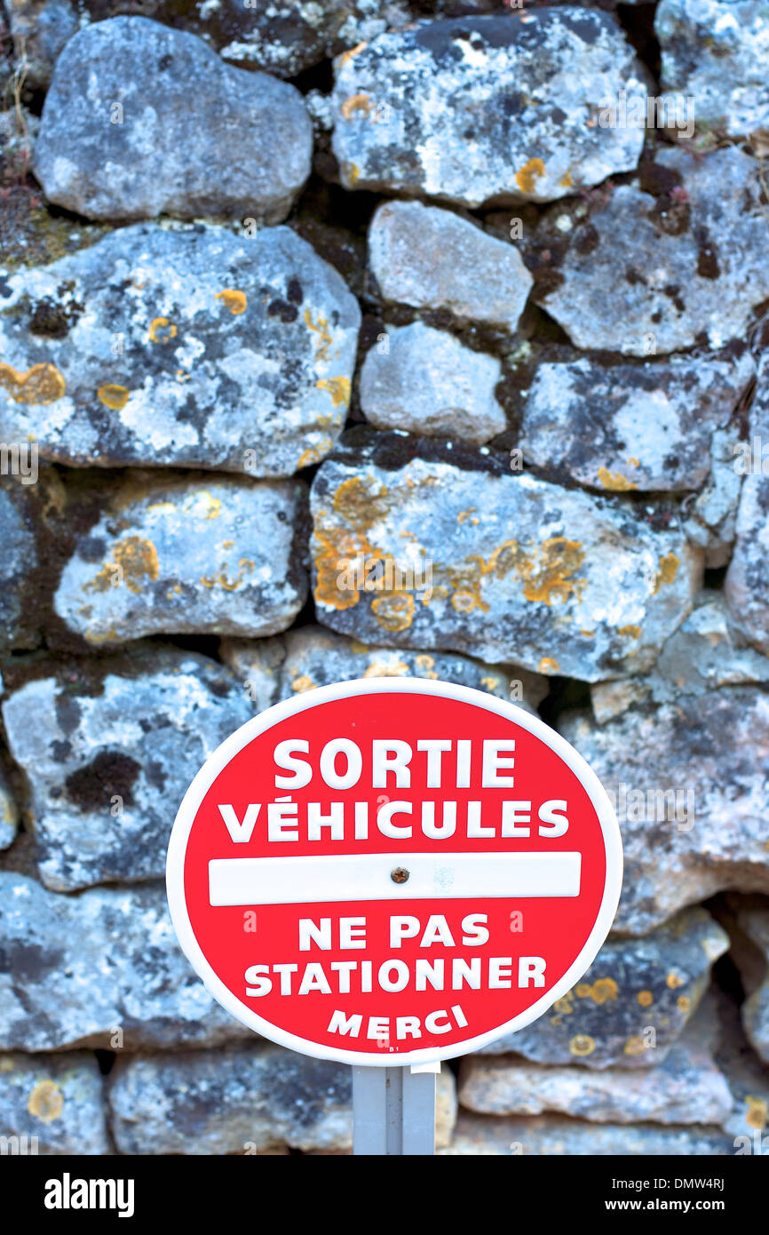 Sortie Vehicules Ne Pas Stationner Merci Roadsign in der Bastide Stadt Domme, Dordogne Frankreich Stockfoto