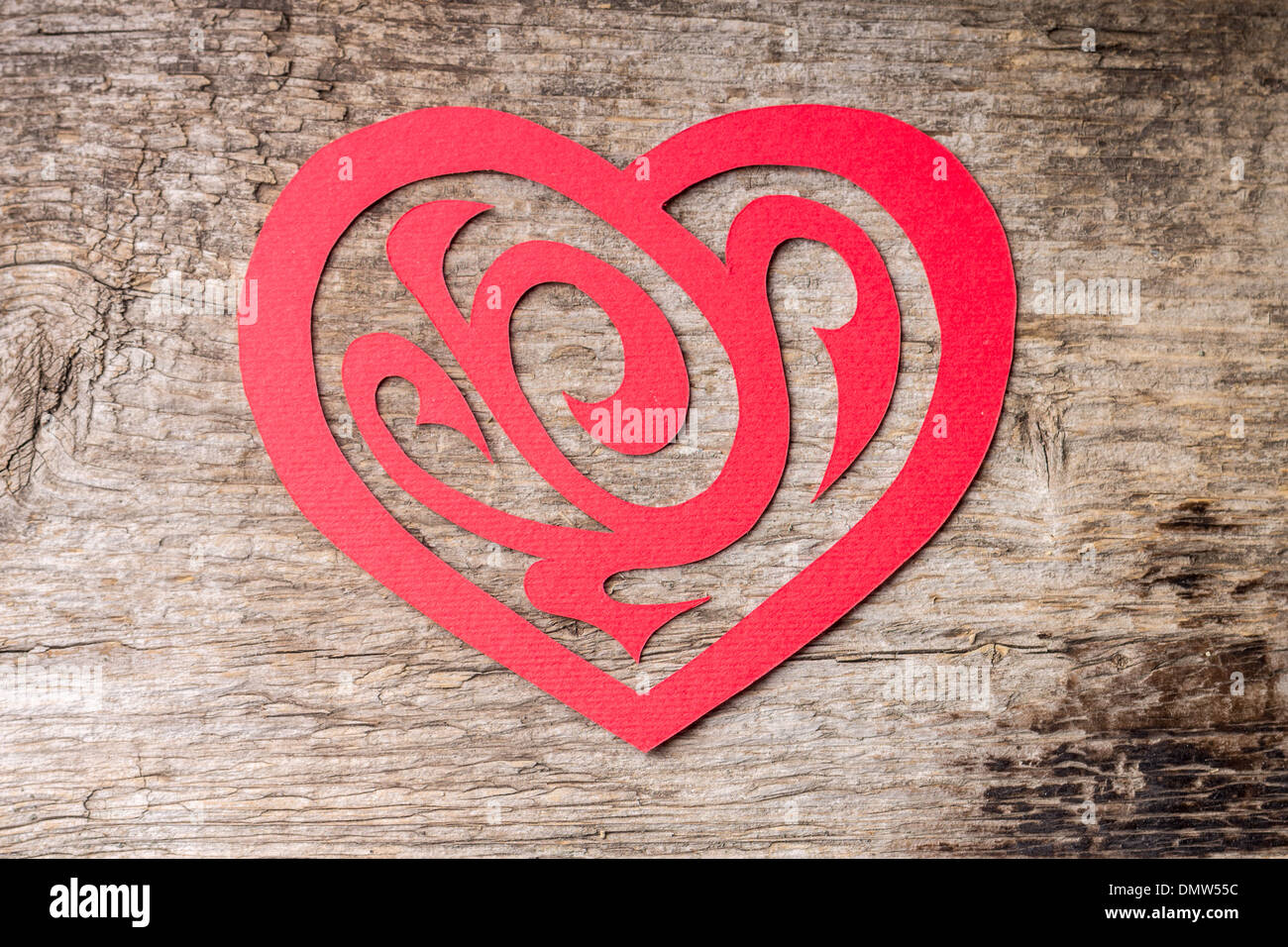 Red Papier ausgeschnitten Herz mit Ornament auf Grunge Holz Hintergrund Stockfoto
