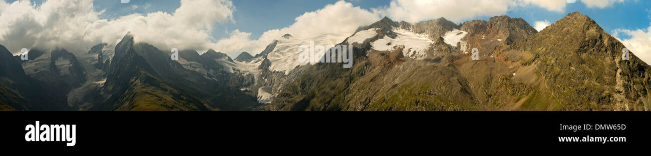 Panoramablick auf die Alpen mit den Bergen Hoher First, Liebener Spitze, Rotmooskogel und Seelenkogel, Ötztaler Alpen, Tyrol Stockfoto