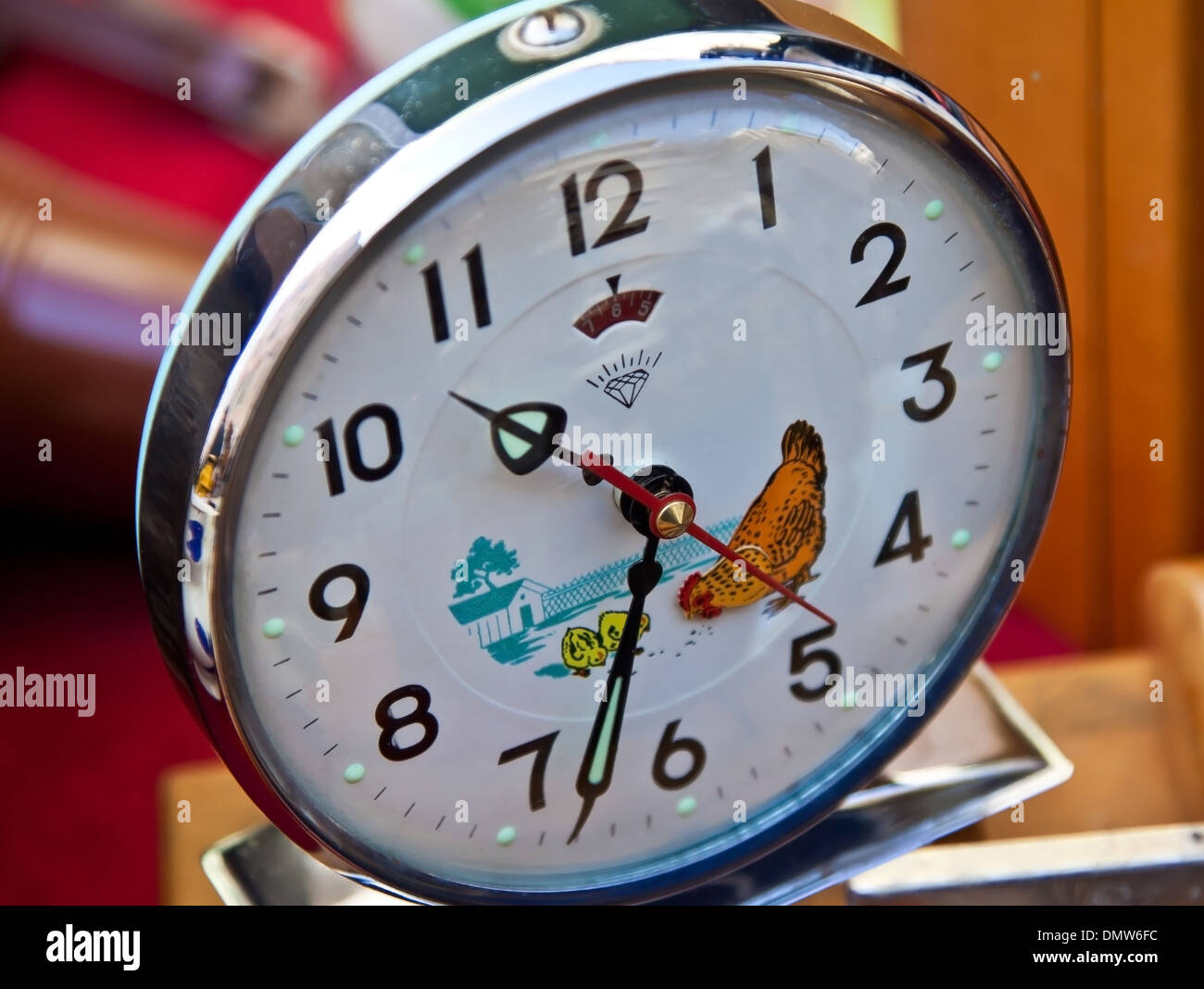 Shinny Wecker mit schwarzen und roten Händen Stockfoto