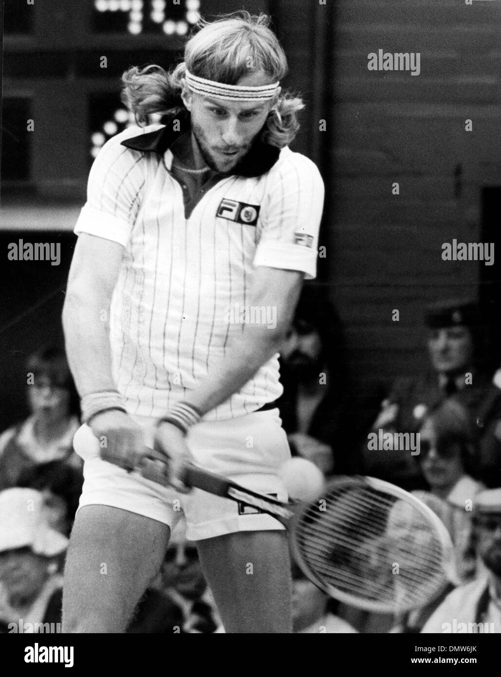 7. Juli 1979 - Schwerpunkt, dass London, England, Vereinigtes Königreich - Tennisspieler Björn BORG Roscoe Tanner im Herreneinzel auf dem Centrecourt von Wimbledon Championships zu schlagen.   (Kredit-Bild: © KEYSTONE Bilder USA/ZUMAPRESS.com) Stockfoto