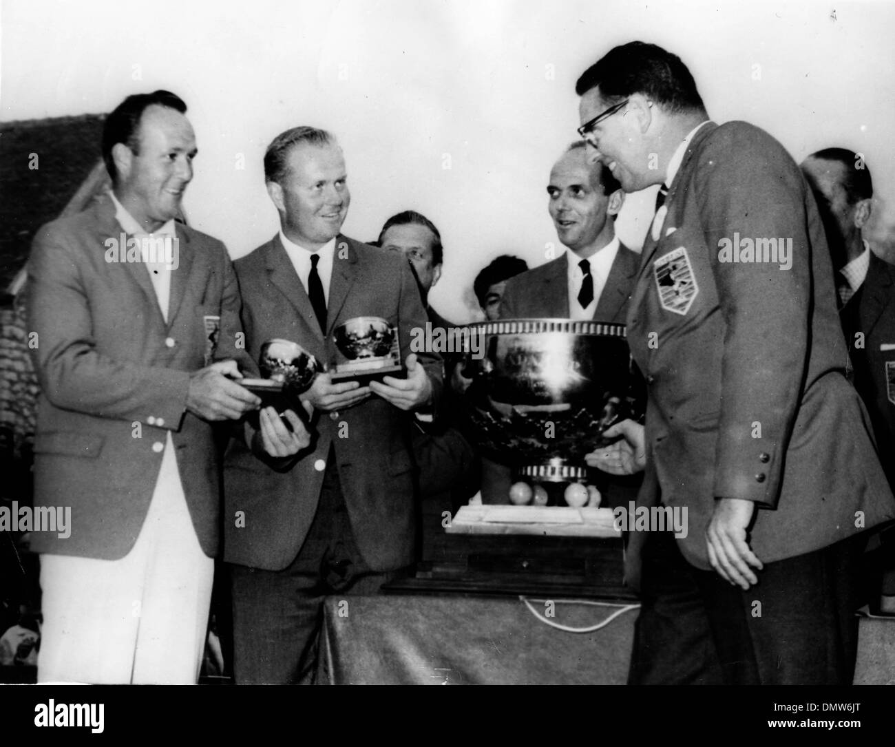 29. Oktober 1963 wurde von amerikanischen paar ARNOLD PALMER und JACK NICKLAUS - Paris, Frankreich - Kanada Cup Profi-Golf-Weltmeisterschaft gewonnen. Bild: (L-R) Arnold Palmer und Jack Nicklaus erhalten ihre Preise von Prinz MICHEL BOURBON Parma und HOWARD L. CLARK des internationalen Golfverbandes.  (Kredit-Bild: © KEYSTONE Bilder USA/ZUMAPRESS.com) Stockfoto