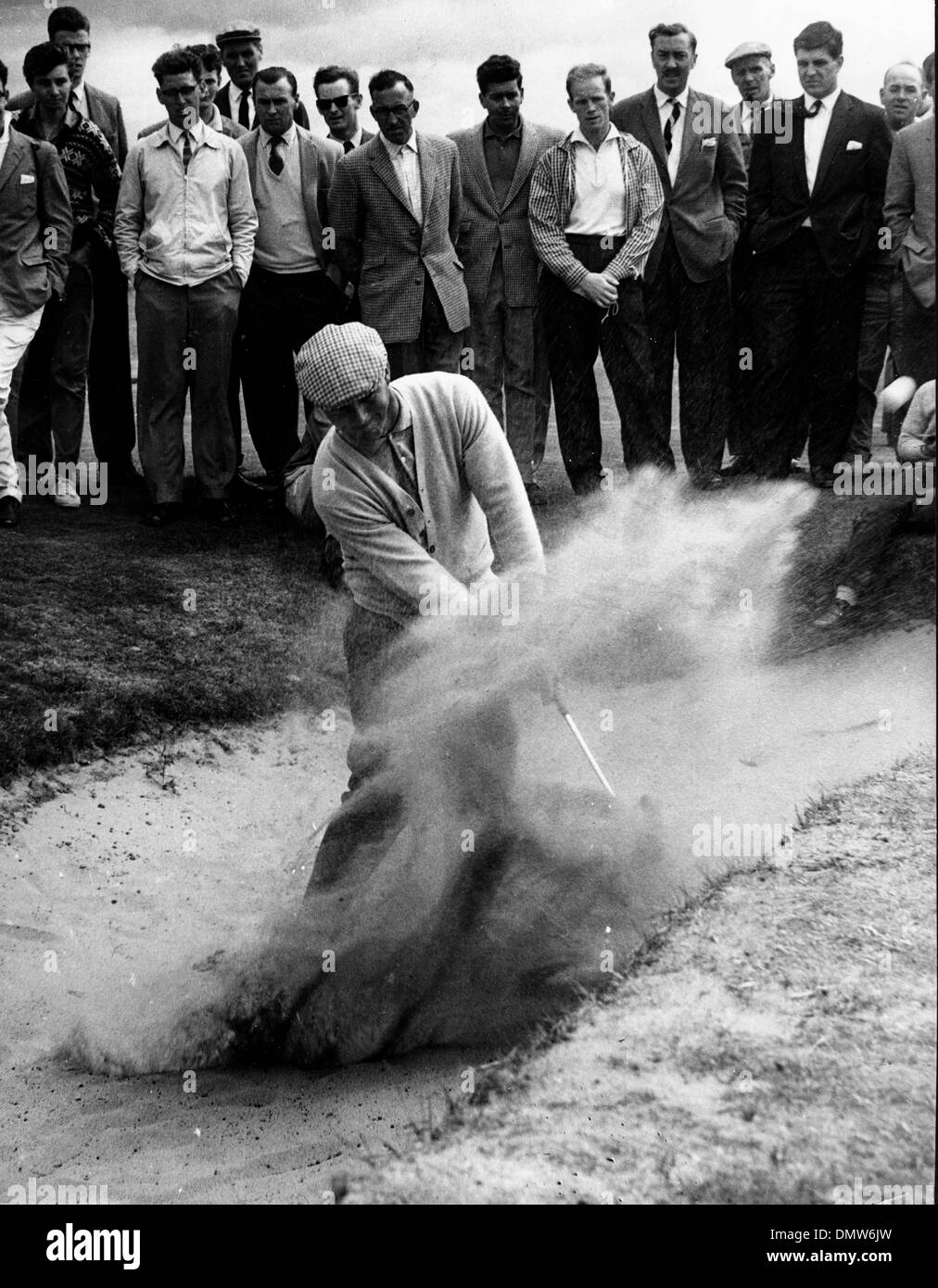 12. Juli 1962 - Troony, Schottland, U.K - brach Golfer ARNOLD PALMER trifft ein Schuss aus einem Bunker bei Open Golf Championships im Royal Troon Golf Club, er Rekorde durch erschießen einen 69 auf dem old Course.   (Kredit-Bild: © KEYSTONE Bilder USA/ZUMAPRESS.com) Stockfoto