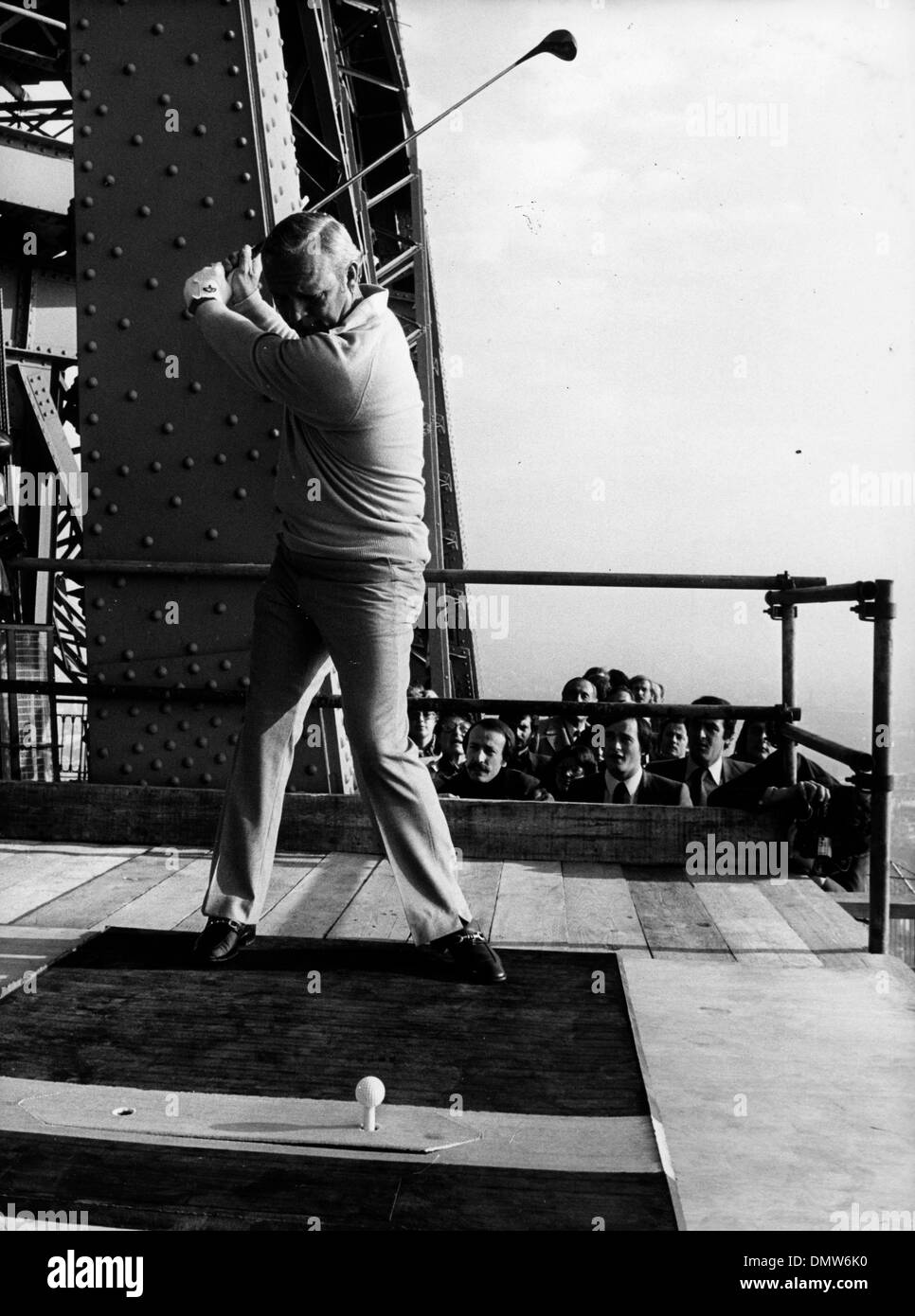 1. Juni 1977 - Paris, Frankreich - USA Golfer ARNOLD PALMER trifft ein Golfball aus auf dem Eiffelturm.  (Kredit-Bild: © KEYSTONE Bilder USA/ZUMAPRESS.com) Stockfoto