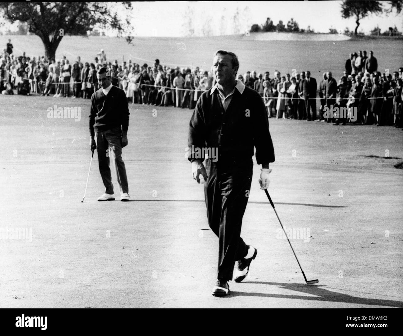 1. Juni 1971 - Paris, Frankreich - amerikanischen Golfer ARNOLD PALMER schlägt JEAN GARAIALDE von Frankreich für die Lancome Trophy bei Saint-Nom-la-Breteche-Konkurrenz.  (Kredit-Bild: © KEYSTONE Bilder USA/ZUMAPRESS.com) Stockfoto