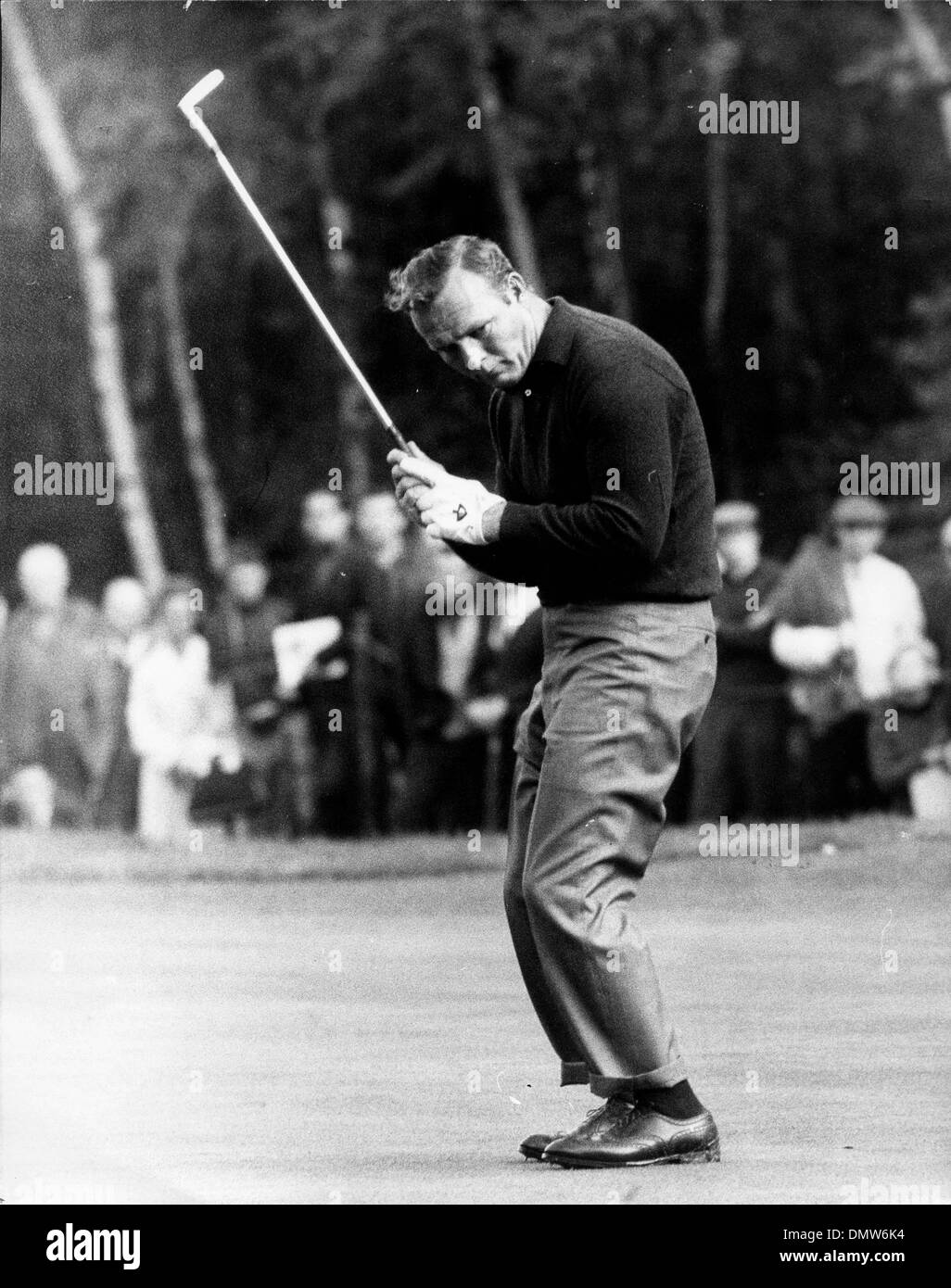 10. Oktober 1968 - London, England, Vereinigtes Königreich - amerikanischen Golfer ARNOLD PALMER vermisst seinen Putt auf dem vierten grün, aber fährt fort, der Matchplay-WM Piccadilly sowieso gewinnen. (Kredit-Bild: © KEYSTONE Bilder USA/ZUMAPRESS.com) Stockfoto