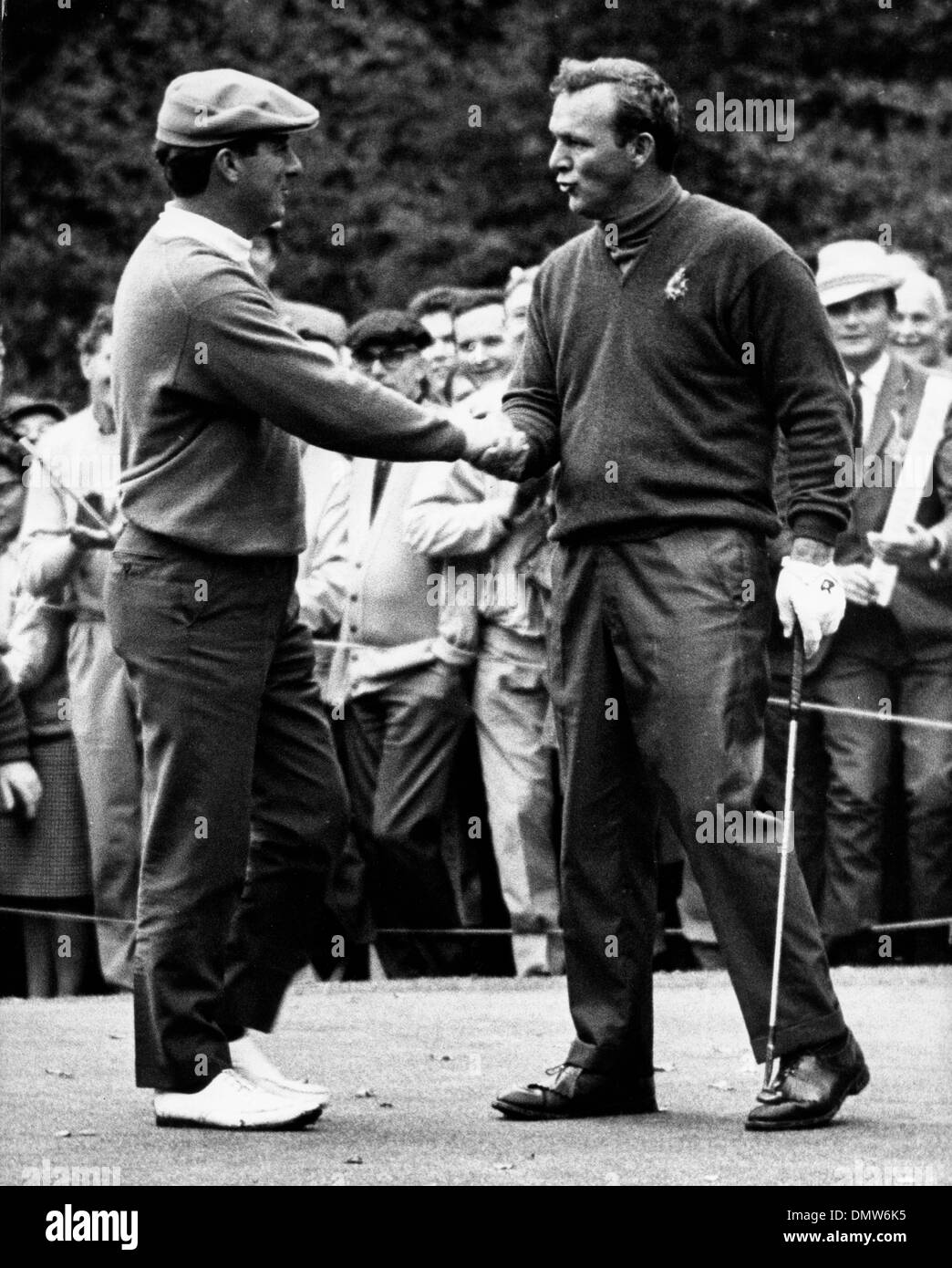 14. Oktober 1967 - London, England, U.K - USA Golfer ARNOLD PALMER gewann die PIccadilly World Match Play Championship in Wentworth. Bild: PETER THOMSON Arnold Palmer beglückwünschen ihn zu schlagen.  (Kredit-Bild: © KEYSTONE Bilder USA/ZUMAPRESS.com) Stockfoto