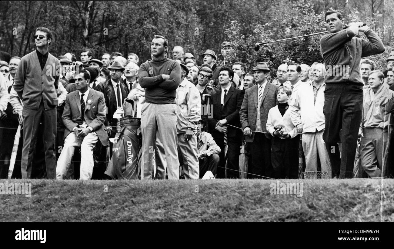 12. Oktober 1967 - London, England, U.K - Golfer GAY BREWER spielt einen Ball beim Abschlag an der Piccadilly World Match Play Turnier beobachten von Seitenlinie sind Gegner, GEORGE KNUDSON und ARNOLD PALMER. (Kredit-Bild: © KEYSTONE Bilder USA/ZUMAPRESS.com) Stockfoto