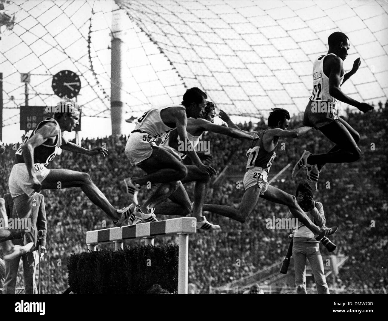 Sep 01, 1972; München, Deutschland; AMOS BIWOTT (Kenia), JEAN PAUL VILLAIN (Frankreich), TAKAHARU KOYAMA (Japan) und R. BITTE (U.R.S.S.) treten die Männer 3000 m Hindernislauf in den Olympischen Spielen 1972 in München. (Kredit-Bild: © KEYSTONE USA Bilder) Stockfoto