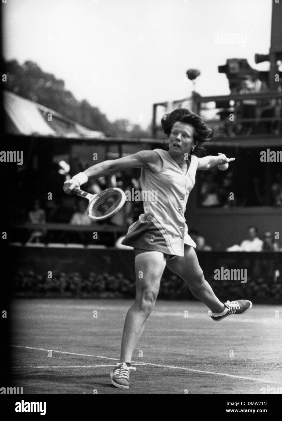 Sept. 5, 1973 - London, England, Vereinigtes Königreich - Welt Nr. 1 Tennis Star BILLIE JEAN KING spielt ihr am stärksten im Tennis Match Wettbewerb. (Kredit-Bild: © KEYSTONE Bilder USA/ZUMAPRESS.com) Stockfoto