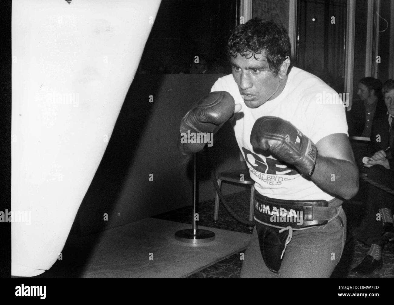 28. August 1974; London, UK; Der argentinische Boxer, JORGE AHUMADA, wer in London Großbritanniens John Conteh für den vakanten WM schwere Leichtgewicht im Wembley-Stadion am 10. September zu kämpfen gekommen ist. hatte eine Publlic im Cafe Royal trainieren. (Kredit-Bild: © KEYSTONE USA Bilder) Stockfoto