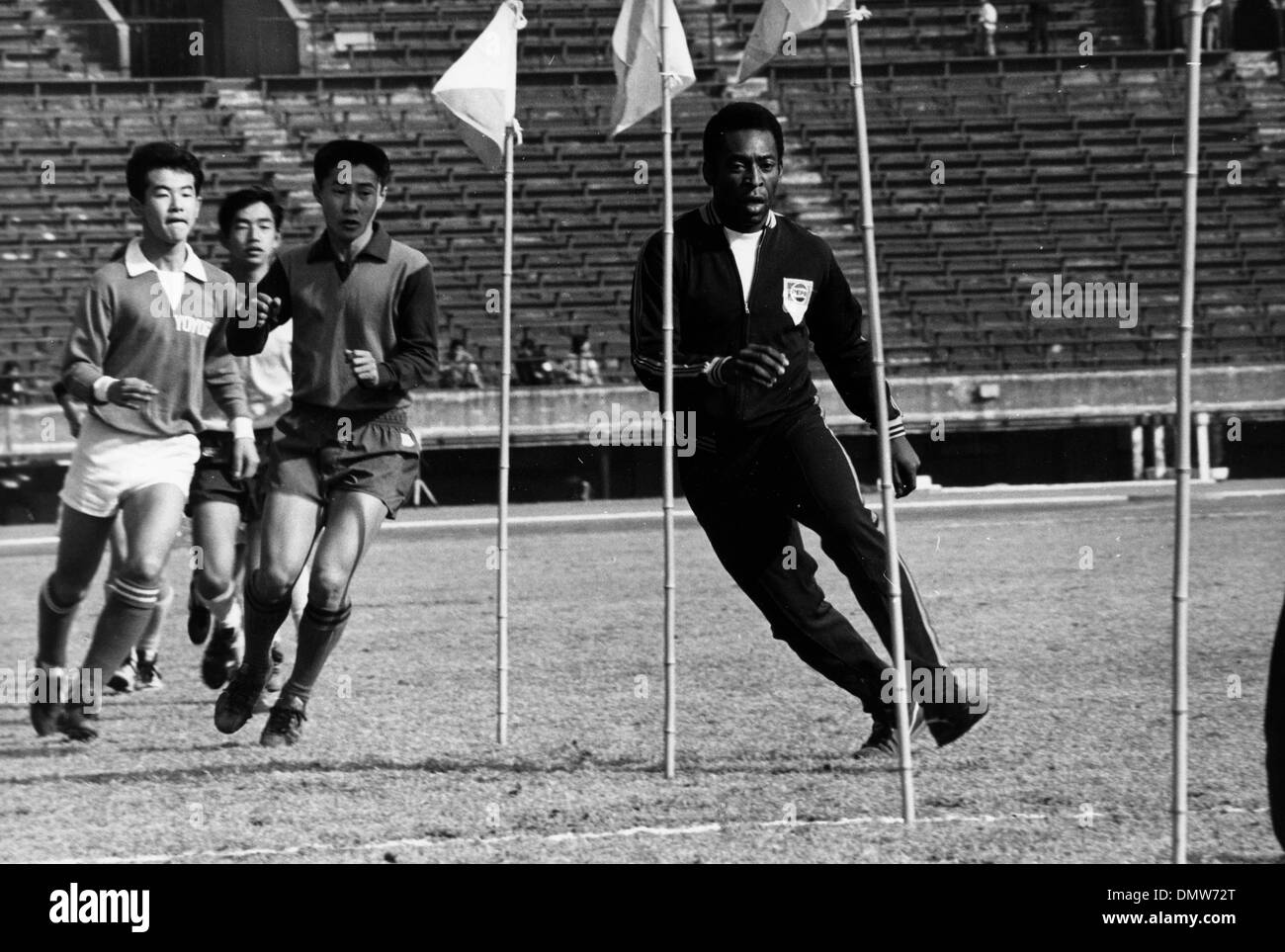 29. November 1974 - Tokyo, Japan - brasilianischer Fußballspieler Pelé lehrt japanischen Schuljungen Fußball im Nationalstadion in Tokio.  (Kredit-Bild: © KEYSTONE Bilder USA/ZUMAPRESS.com) Stockfoto