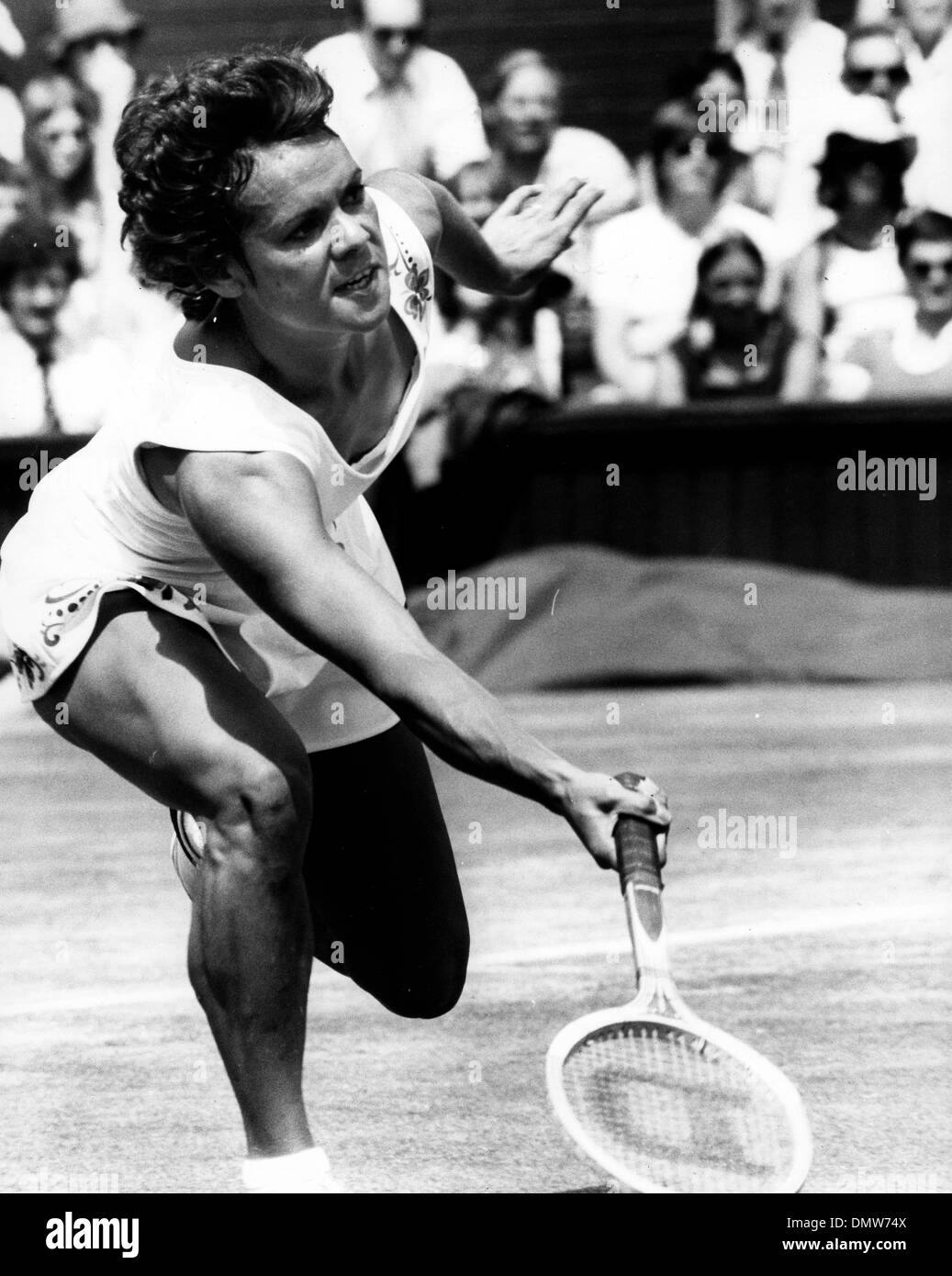 30. Juni 1975 - wird London, England, Vereinigtes Königreich - EVONNE GOOLAGONG CAWLEY Australiens Top Tennis-Star, die Urmutter aller Zeiten, das Damen Einzel Finale in Wimbledon zu gewinnen. Bild: Evonne Goolagong konkurriert in einem Match. (Kredit-Bild: © KEYSTONE Bilder USA/ZUMAPRESS.com) Stockfoto