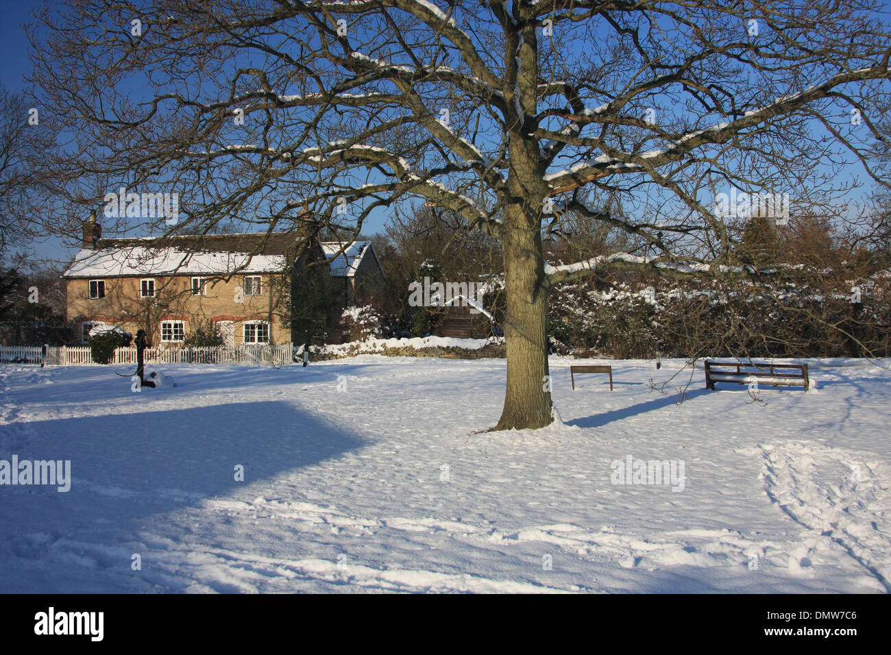 Schnee auf dem Dorfplatz, Freeland, Oxfordshire Stockfoto