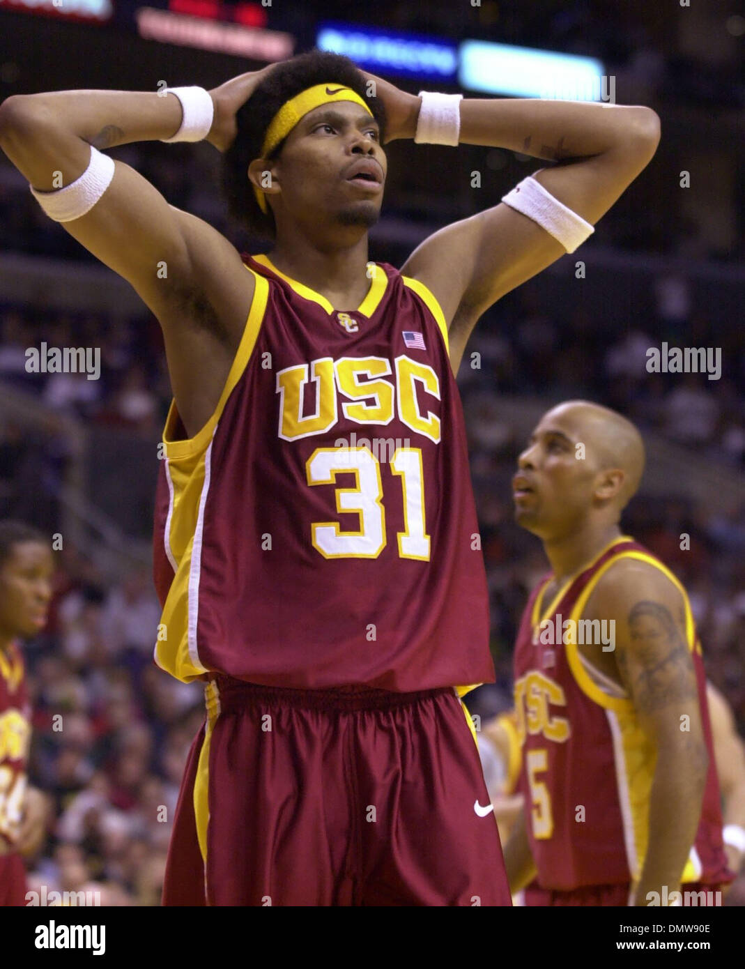 8. März 2002; Los Angeles, PA, USA; USC Trojans Jerry Dupree, #31, ist niedergeschlagen nach für ein Foul gegen die Oregon Ducks im 1. Halbjahr ihres Spiels aufgerufen wird, auf Freitag, 8. März 2002 während der Pac-10-Turnier im Staples Center in Los Angeles, Kalifornien. Stockfoto