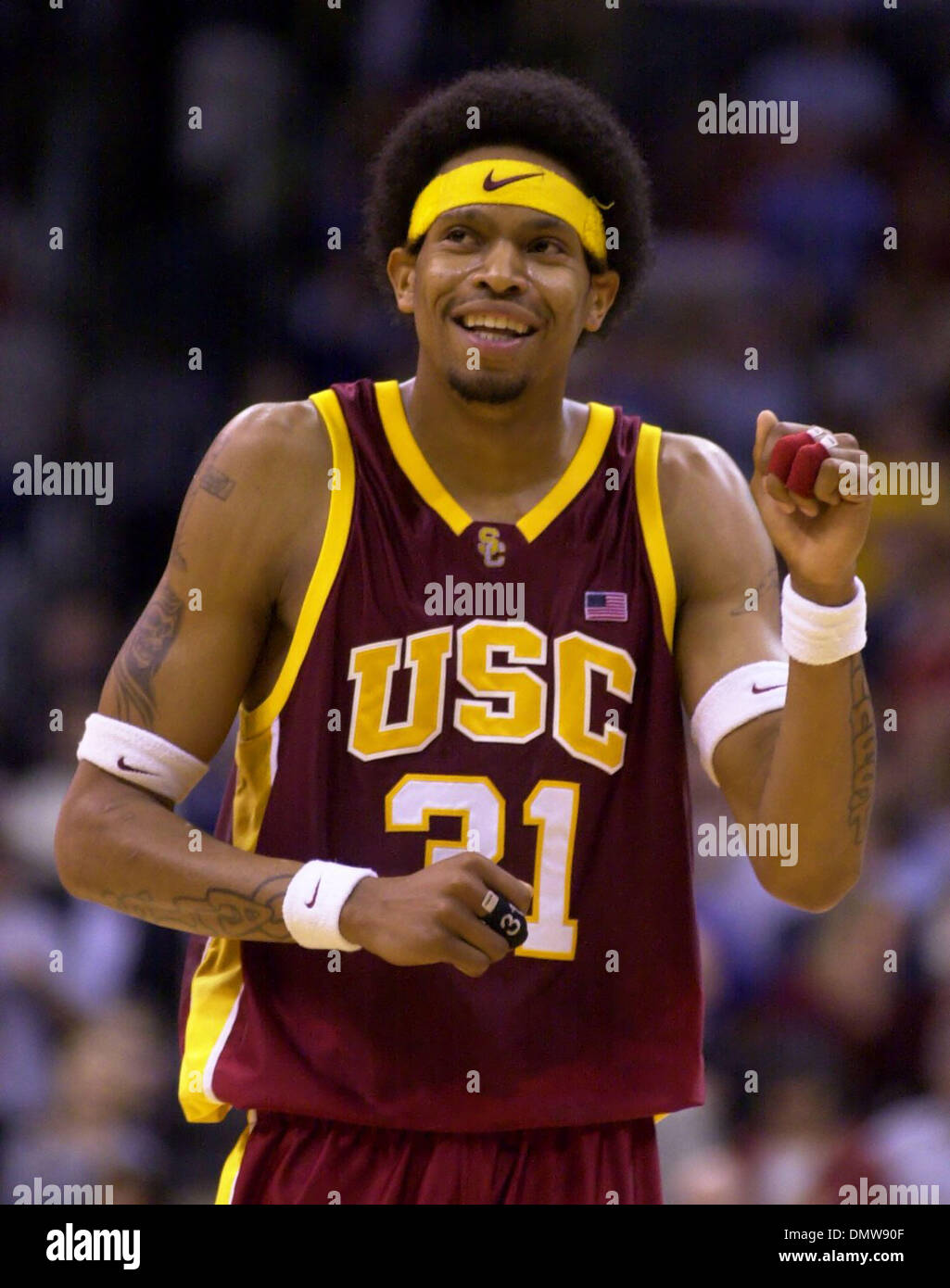 8. März 2002; Los Angeles, PA, USA; USC Trojans Jerry Dupree, #31, beginnt ein Tänzchen zu tun, als die letzten Sekunden abschalten während ihr Spiel gegen die Oregon Ducks auf Freitag, 8. März 2002 während der Pac-10-Turnier im Staples Center in Los Angeles, Kalifornien USC Oregon 89-78 schlagen. Stockfoto