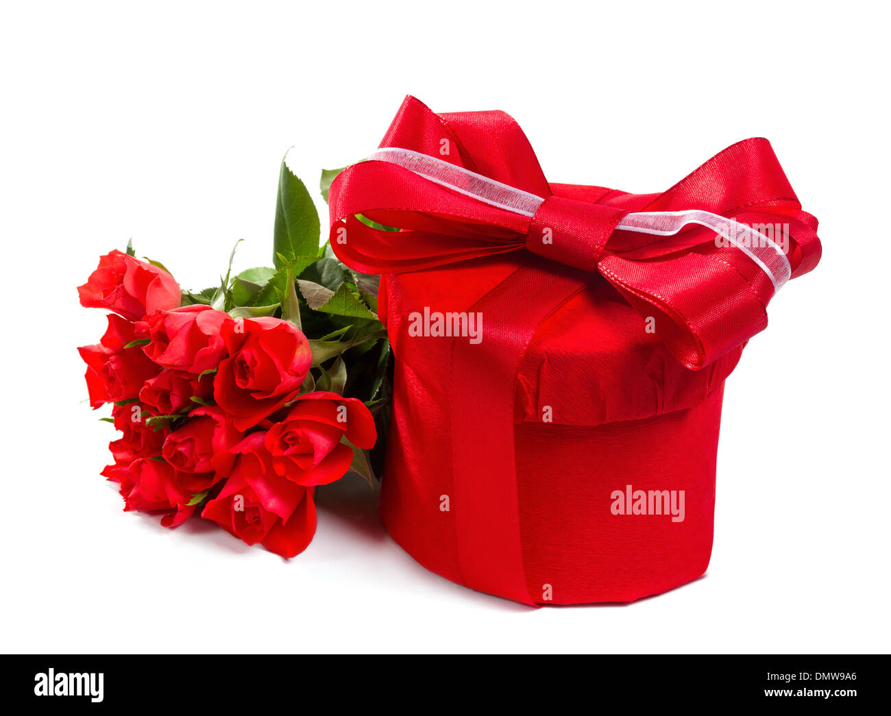 Rotes Geschenk mit einer roten Schleife und Rosen. Isoliert auf weißem Hintergrund Stockfoto