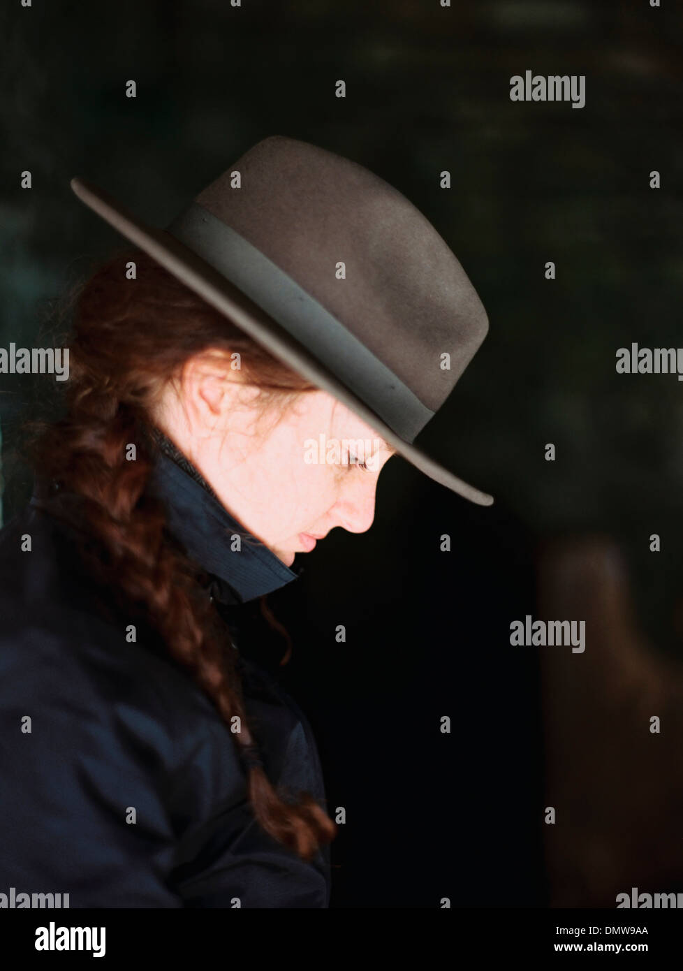 Profil einer Frau trägt einen Filzhut mit Krempe. Stockfoto
