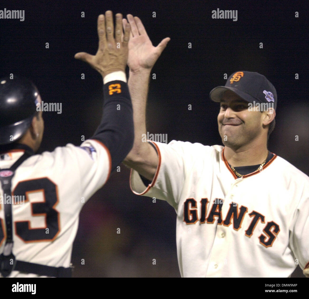 23. Oktober 2002 - San Francisco, CA, USA - ROBB NEN high Fives mit Benito Santiago nach der Giants gewann ihr erste Spiel der World Series in San Francisco seit 1962. Die Giants nahm Spiel 4 von Anaheim 4-3. (Kredit-Bild: © Karl Mondon/Contra Costa Times / ZUMA Press) Einschränkungen: USA Boulevardpresse Rechte heraus! Stockfoto