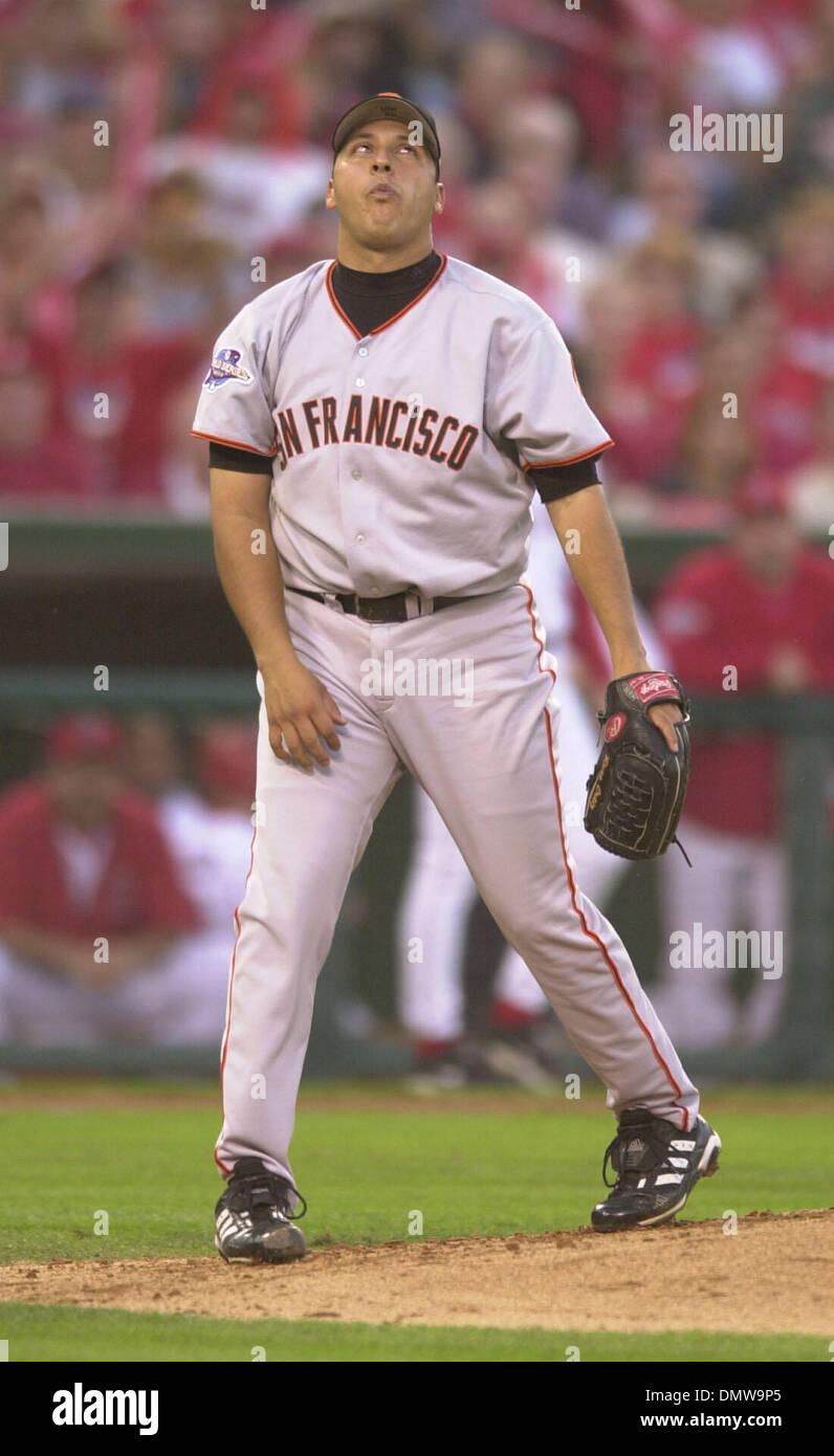 20. Oktober 2002 sieht - Anaheim, CA, USA - San Francisco Giants Krug RUSS ORTIZ himmelwärts in Spiel 2 der World Series 2002 auf Sonntag, 20. Oktober 2002 bei Edison Field in Anaheim Kalifornien  Ortiz aufgegeben 5 Runs im ersten Inning.  (Kredit-Bild: © Karl Mondon/Contra Costa Times / ZUMA Press) Einschränkungen: USA Boulevardpresse Rechte heraus! Stockfoto