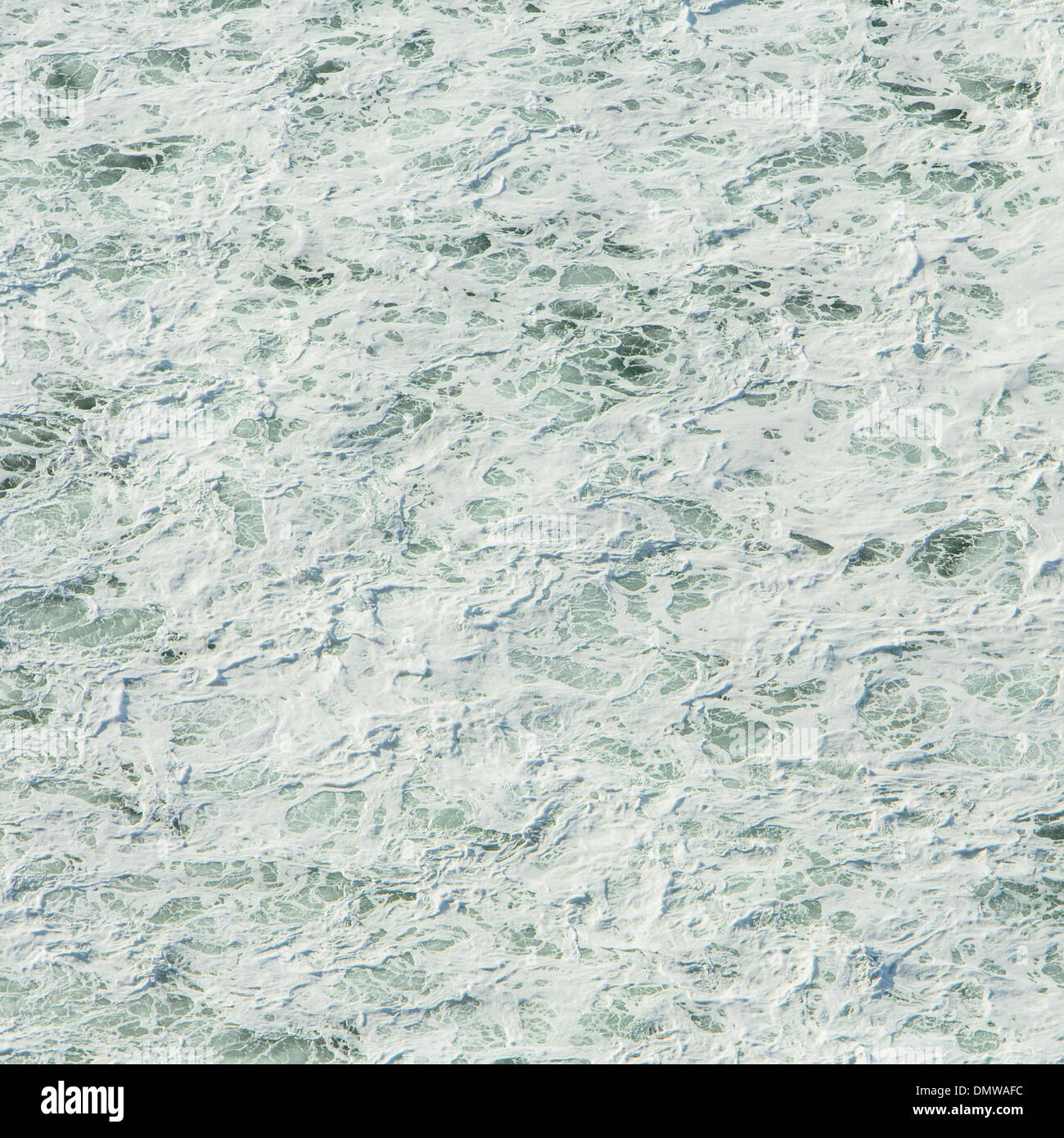 Oberfläche des Pazifischen Ozeans mit Wellenmuster und Wildwasser an Manzanita Oregon. Stockfoto