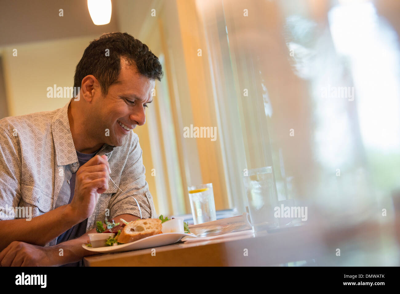 Ein Mann Essen einen Snack in einem Café. Stockfoto
