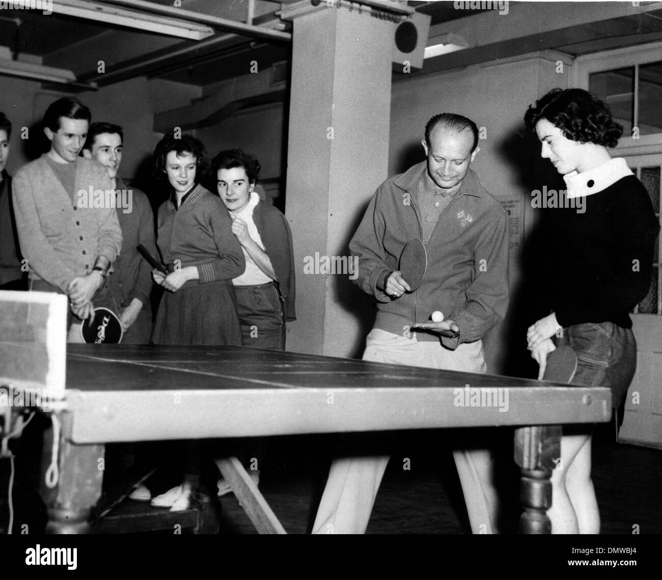 22. Januar 1958; London, UK; Welt berühmt Tischtennis Sterne VICTOR BARNA  hat eine Reihe von abendlichen Sessions in London für wahrscheinlich  England Vertreter in die neue European Championships, die im März in