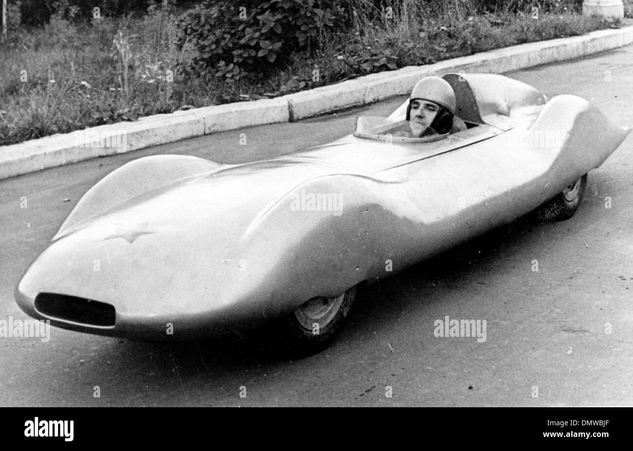 Sept. 15, 1958 - München, Deutschland - In der Klasse von Autos der russischen Taucher ALEXAI AMBROSENKOV erreichen konnte mit seinem neuen Miniatur-Rennwagen "Zvezda-6." Er erreichte eine Geschwindigkeit von 182, 8 km/h und korrigiert den Weltrekord von der italienischen Lurani von 13 km/h. Der Rennwagen ist 4,5 Meter lang und 70 cm hoch und 1 Meter groß. Bild: Alexai in seinem Auto. (Kredit-Bild: © KEYSTONE Bilder USA/ZU Stockfoto