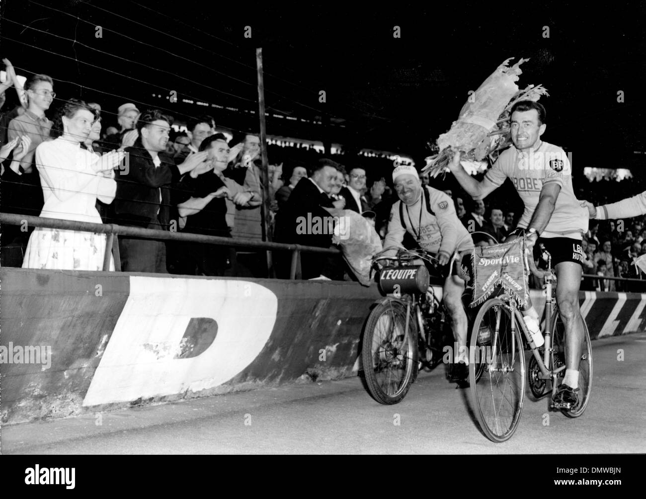 24. Mai 1959 - Paris, Frankreich - französischer Radrennfahrer Champion LOUISON BOBET ist einer von nur acht Fahrer der Tour De France gewonnen hat drei Mal. (Kredit-Bild: © KEYSTONE Bilder USA/ZUMAPRESS.com) Stockfoto