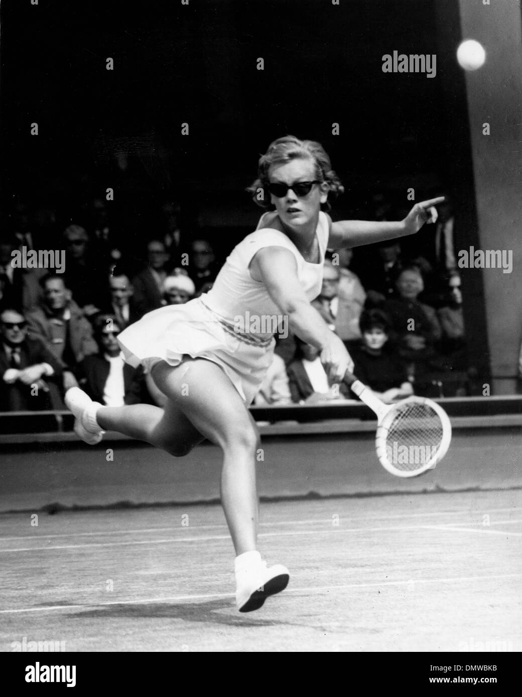 2. Juli 1963 - London, England, U.K - Tennisspieler DONNA FLOYD FALES im Spiel gegen Ann Haydon die Wimbledon Championships. Sie verlor nach Mrs. Jones.    (Kredit-Bild: © KEYSTONE Bilder USA/ZUMAPRESS.com) Stockfoto