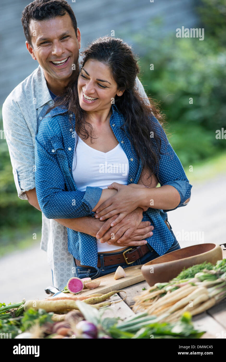 Ein Mann und Frau Toger im Freien im Sommer. Stockfoto