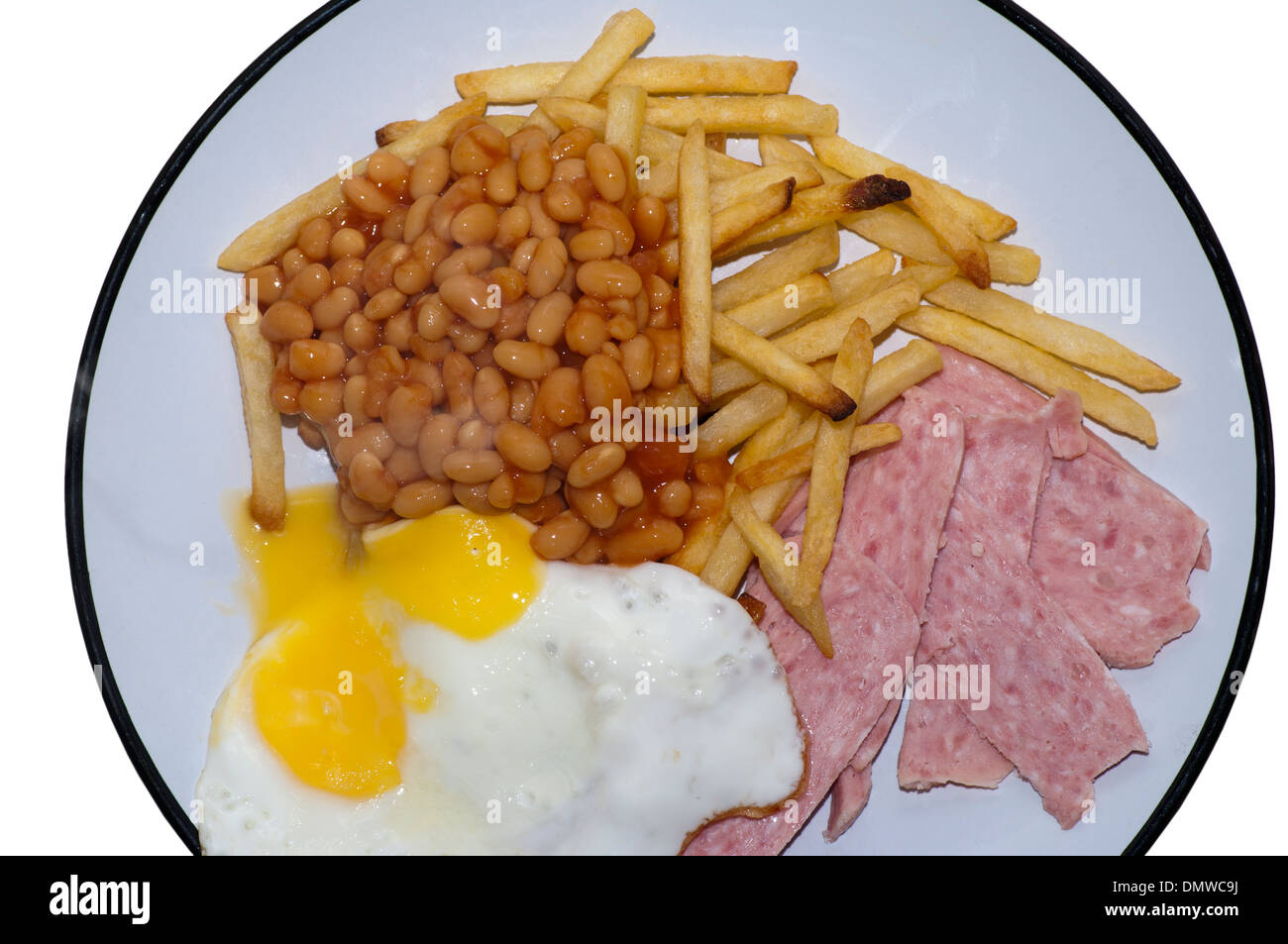 Pommes frites, gebackene Bohnen Spam und gebratenes Ei Essen auf einem Teller Stockfoto