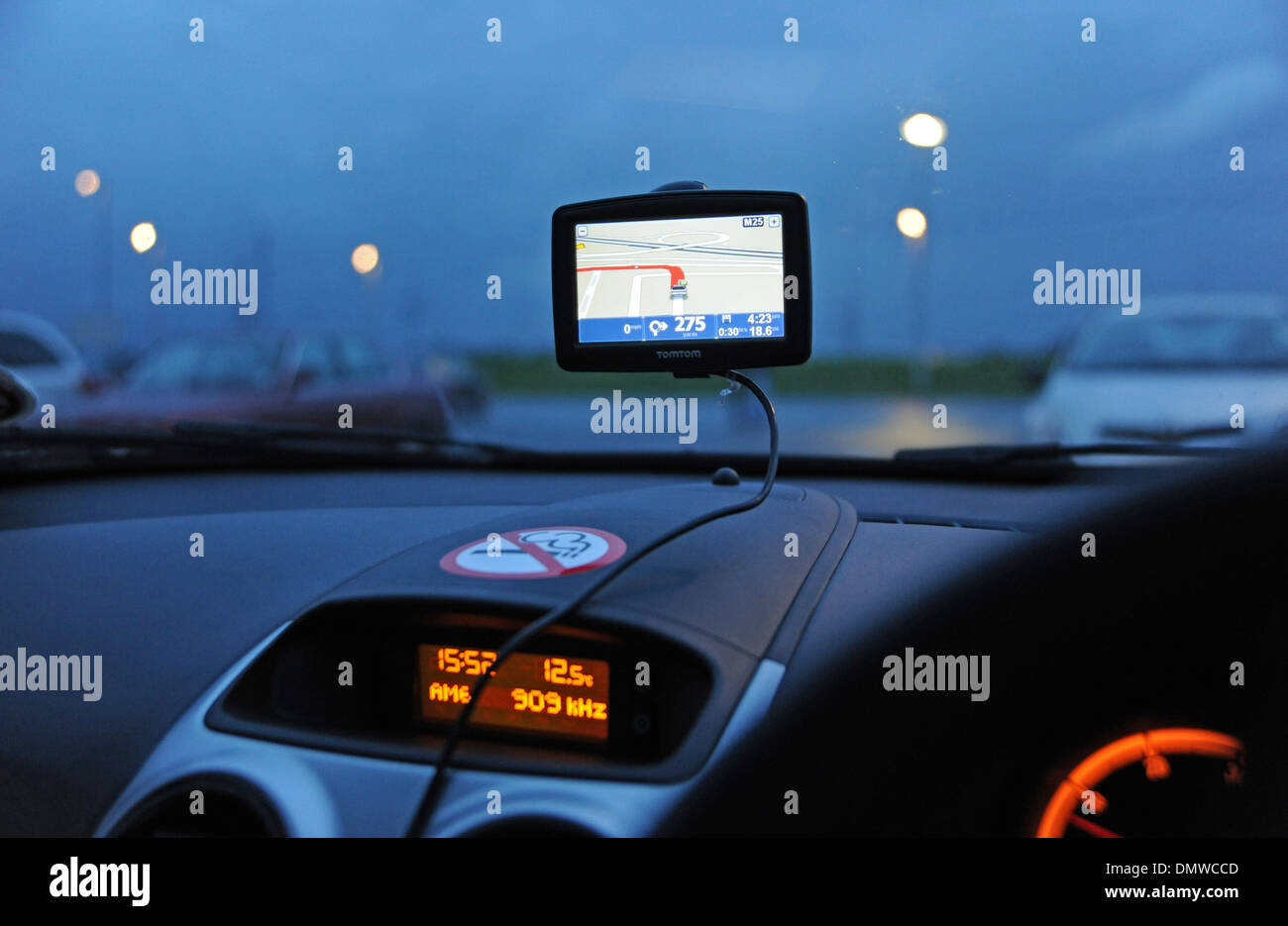 TomTom-Navi im Auto für die Navigation verwendet wird Stockfoto