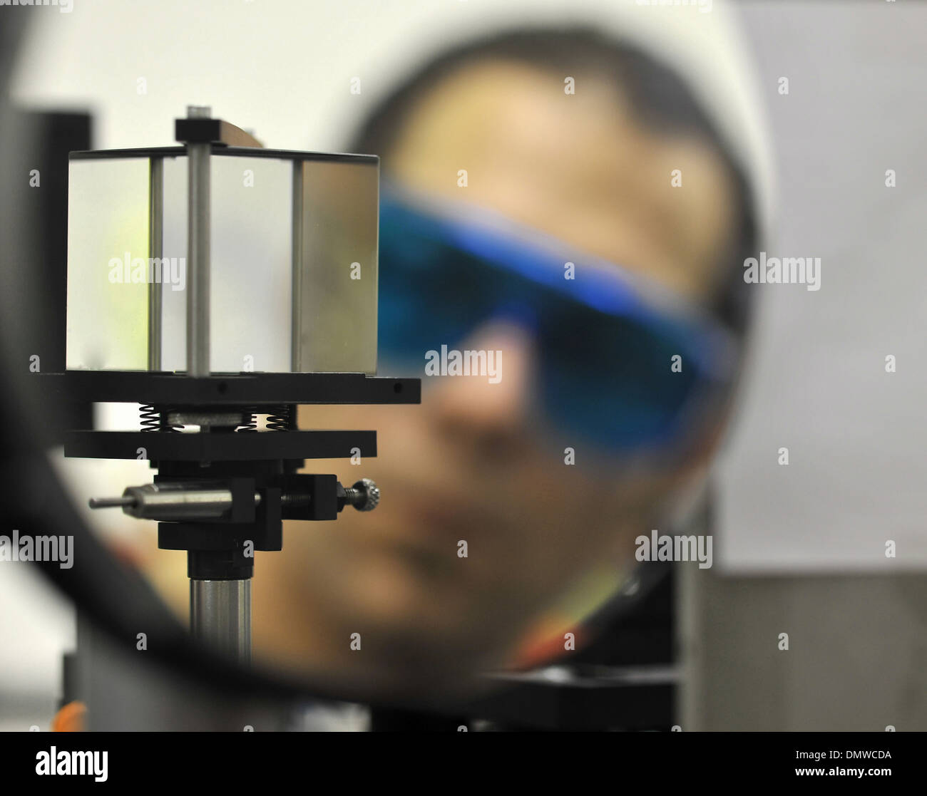 optische Bank mit einem Wissenschaftler in einem Labor Stockfoto