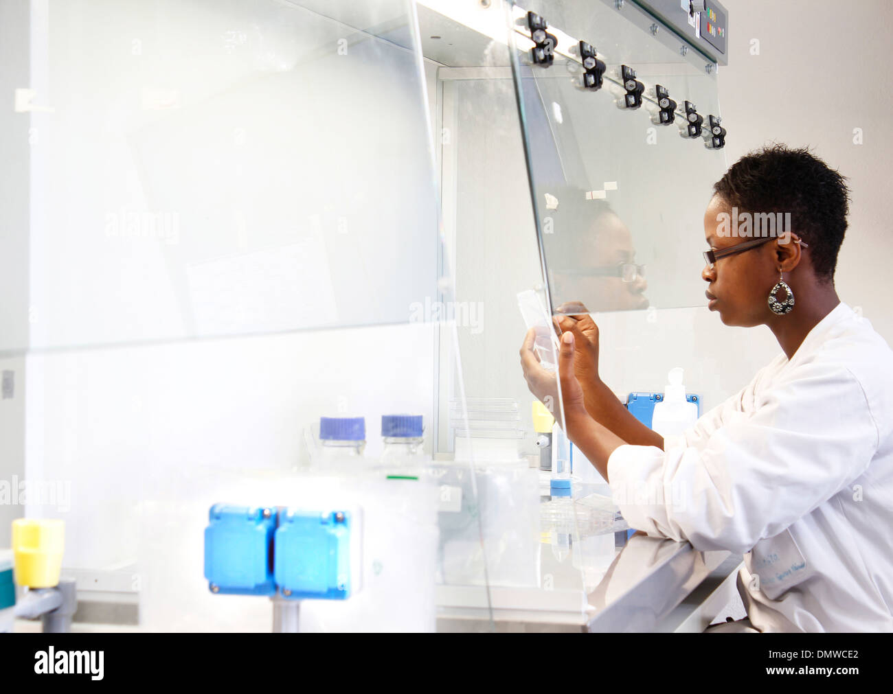 eine schwarze Frau-Wissenschaftler arbeiten in eine Kapuze Stockfoto