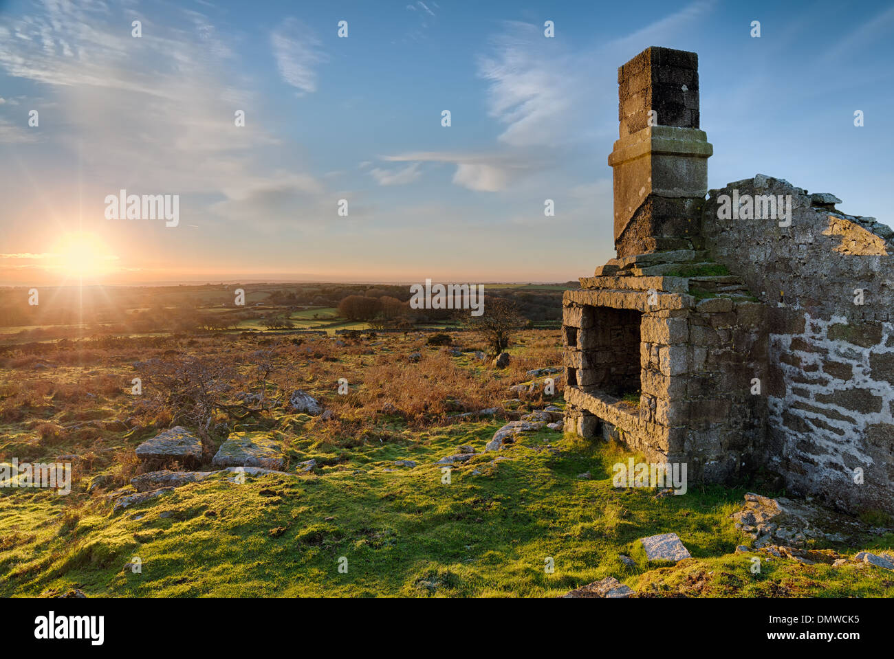 Sonnenuntergang über Ruinen Carbilly Tor auf Bodmin Moor in Cornwall Stockfoto
