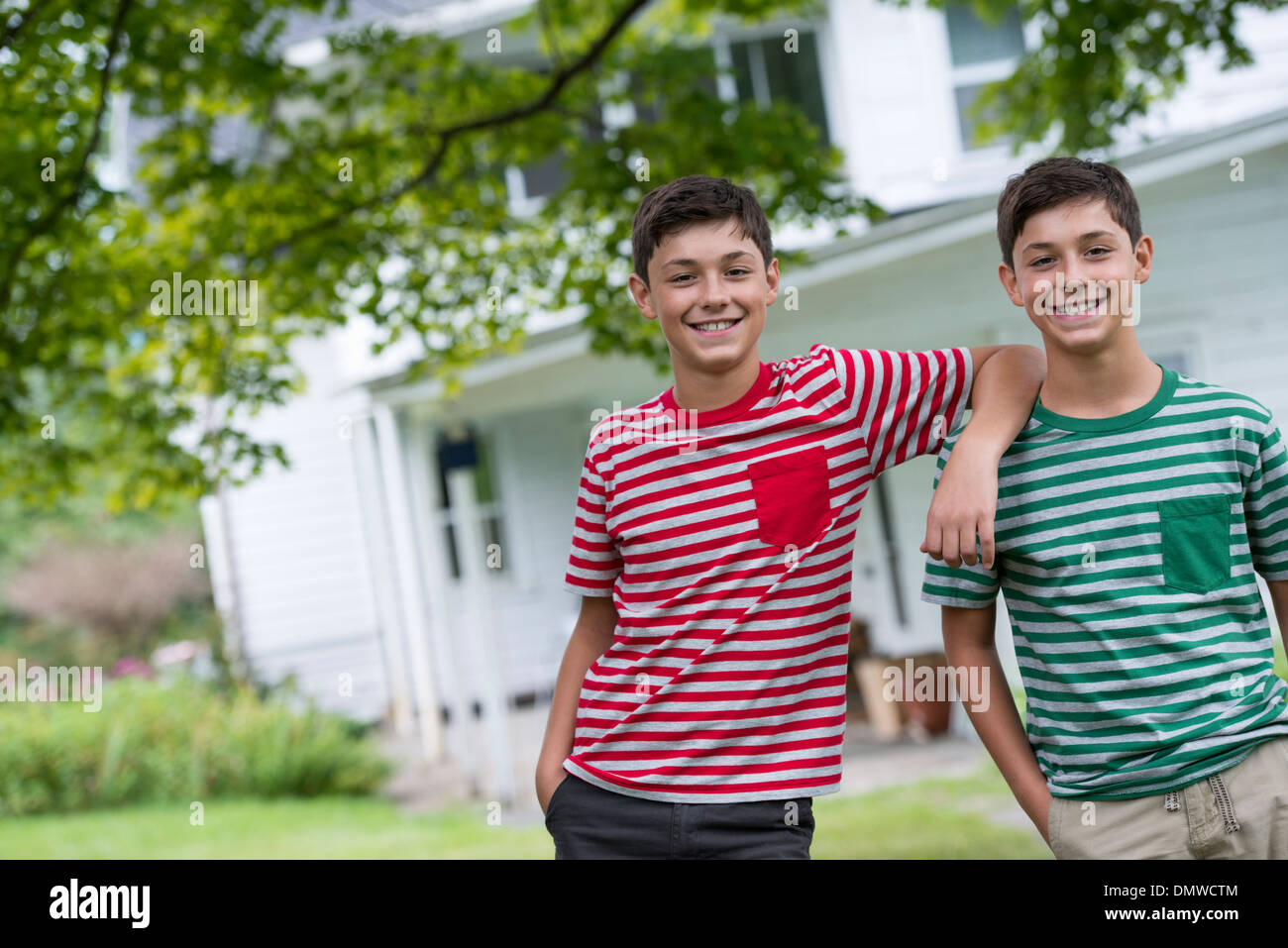 Zwei Jungs in einem Bauernhaus Garten im Sommer Stockfoto, Bild