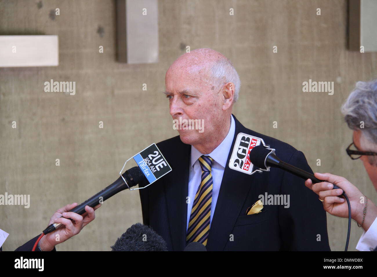 Außerhalb Sydney Polizei Zentrum, Goulburn Street, Sydney, Sydney, NSW, Australien. 17. Dezember 2013. Michael Lonie, New South Wales State Director National Retail Association spricht zu den Medien über die Operation Lightfingers. Offiziere in Redfern Region Durchsetzung Kader, unterstützt von der Polizei aus Sydney City, Leichhardt und östlichen Vororten lokalen Bereich Befehle, befestigt arbeitete in Verbindung mit Verlust Prävention Personal aus einer Reihe von Kaufhäusern und gezielte systematische Eigentum Diebstahl. Bildnachweis: Richard Milnes/Alamy Live-Nachrichten Stockfoto