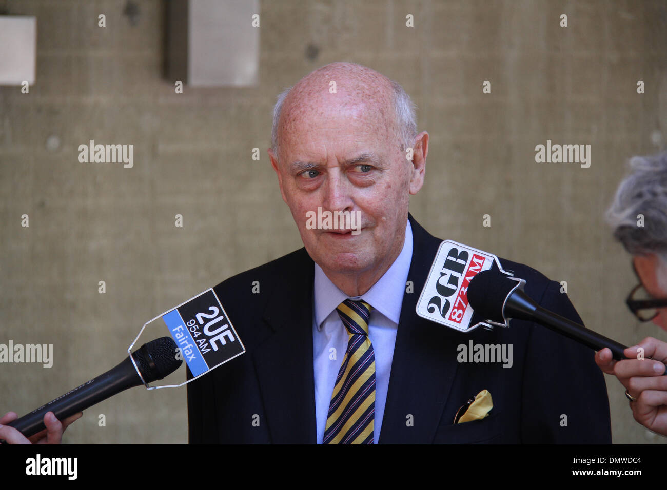 Außerhalb Sydney Polizei Zentrum, Goulburn Street, Sydney, Sydney, NSW, Australien. 17. Dezember 2013. Michael Lonie, New South Wales State Director National Retail Association spricht zu den Medien über die Operation Lightfingers. Offiziere in Redfern Region Durchsetzung Kader, unterstützt von der Polizei aus Sydney City, Leichhardt und östlichen Vororten lokalen Bereich Befehle, befestigt arbeitete in Verbindung mit Verlust Prävention Personal aus einer Reihe von Kaufhäusern und gezielte systematische Eigentum Diebstahl. Bildnachweis: Richard Milnes/Alamy Live-Nachrichten Stockfoto
