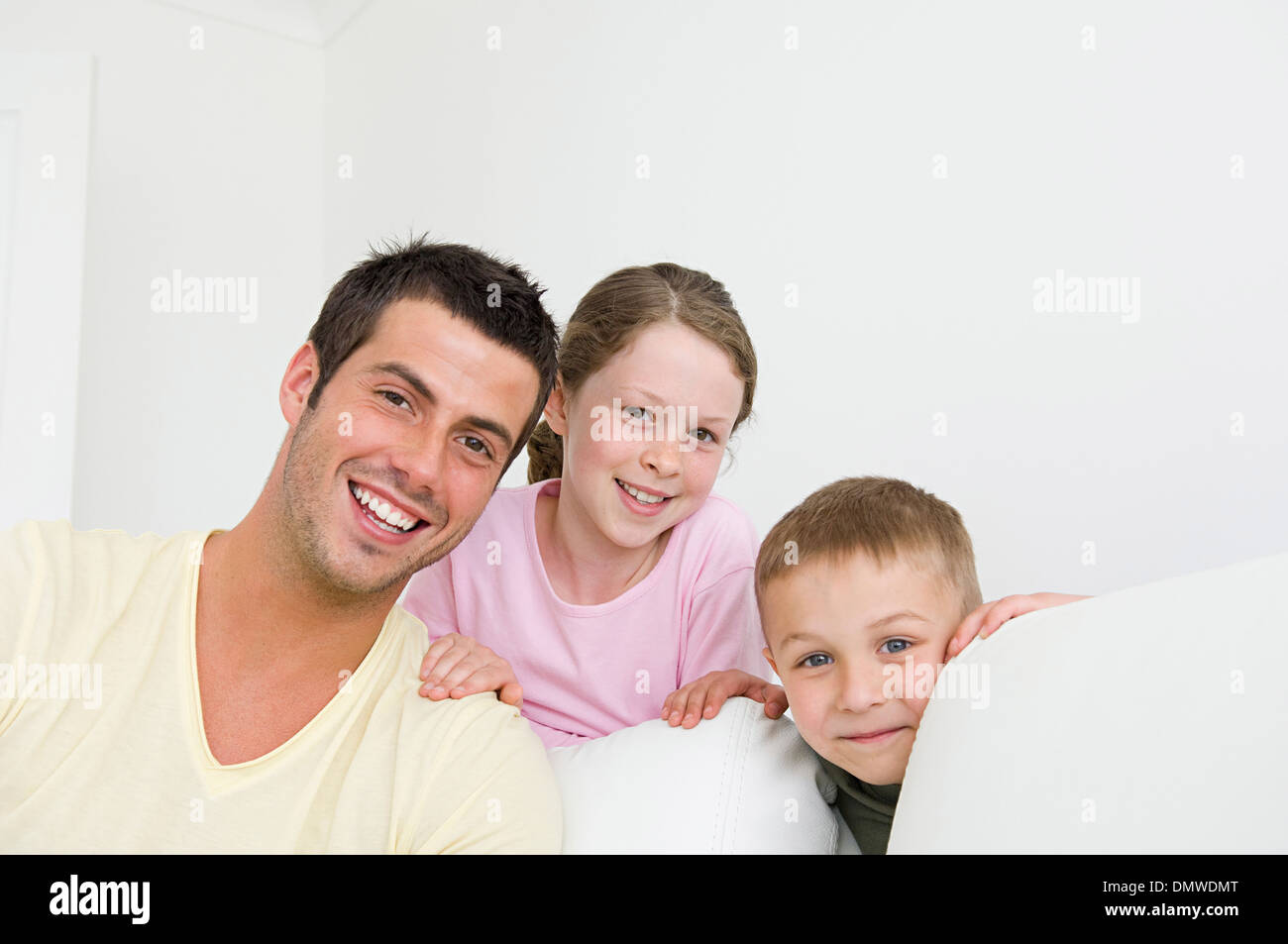 Ein Mann und zwei Kinder zu Hause ein Junge und ein Mädchen. Stockfoto